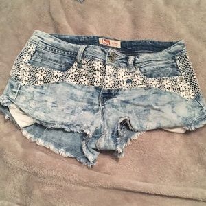 Acid wash lowrise denim shorts